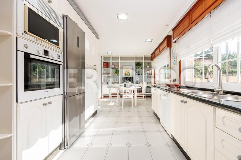 Foto f5edb0cd-eba4-440c-b58e-3c56c65f8a70. Xalet amb xemeneia calefacció aparcament piscina a Vigo