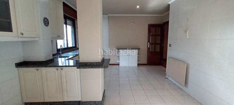 Foto 87f2f9fe-01aa-4fb8-bf8d-f4ce7ab1d659. Piso en Teis Vigo