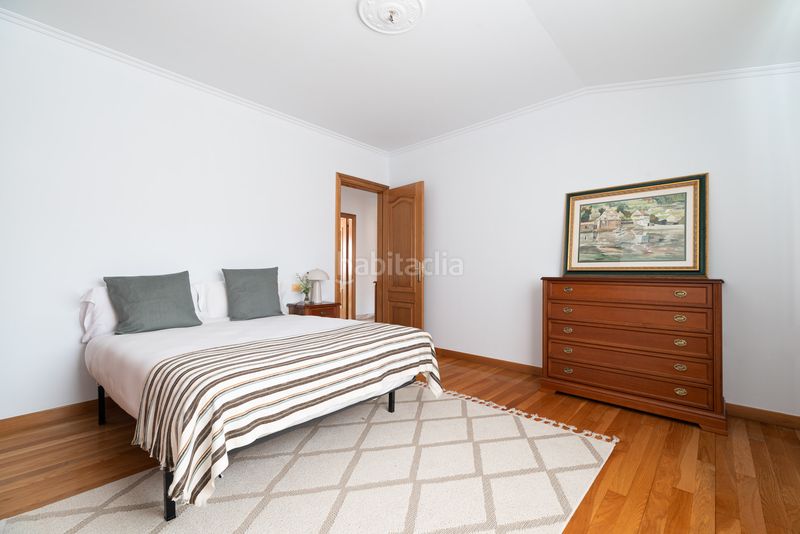 Foto e2d439eb-1134-4a77-ad7b-301ef397e932. Xalet amb xemeneia calefacció aparcament piscina a Vigo