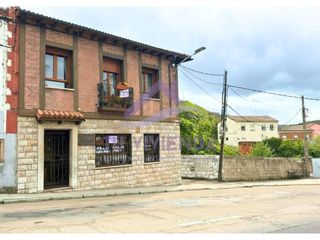 Casa  Calle mayor. Venta de casa con amplio merendero equipado en guardo