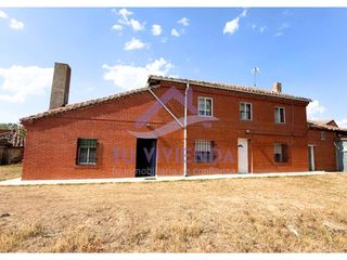 Casa  Travesia cantarranas. Se vende conjunto de fincas  casa, corrales, pajar, cuadra y ter