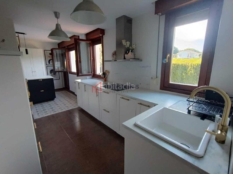 Foto 51cbd908-3fdd-4f65-a210-1d5736c988ab. Casa a schiera con riscaldamento parcheggio piscina in Castro - Urdiales