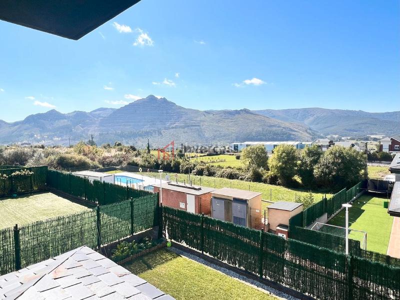 Foto aa132139-0d81-4d60-b279-ba5966e04d89. Chalet con riscaldamento parcheggio piscina in Mioño-Santullán Castro - Urdiales