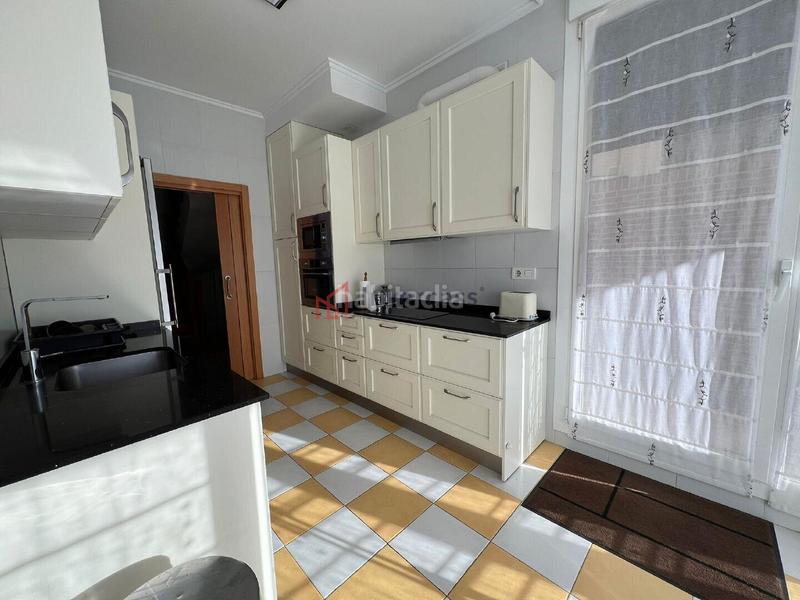 Foto 411f4171-4824-4ff1-97f7-bcc8367d74dd. Casa aparellada amb calefacció aparcament piscina a Castro - Urdiales