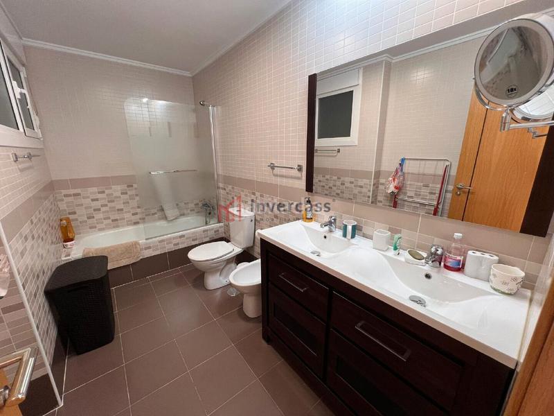 Foto 472a6cd8-e099-40db-8917-8e4d4b8501e2. Casa aparellada amb calefacció aparcament piscina a Castro - Urdiales