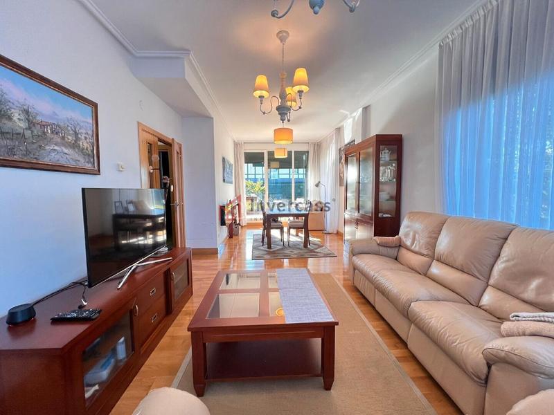 Foto b7ee903a-ad59-4993-a31f-da190de06f5f. Casa aparellada amb calefacció aparcament piscina a Castro - Urdiales