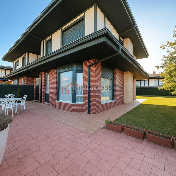 Foto d9b07575-253f-479b-abe4-eadaaf9f29cb. Casa aparellada amb calefacció aparcament piscina a Castro - Urdiales