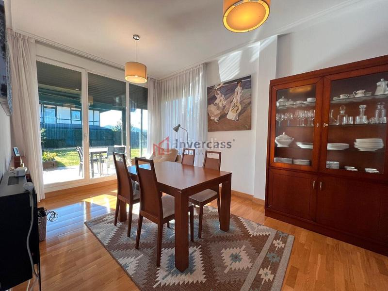 Foto ddc83ed6-bb11-4eb6-bb2a-37d8d2f6ba3e. Casa aparellada amb calefacció aparcament piscina a Castro - Urdiales