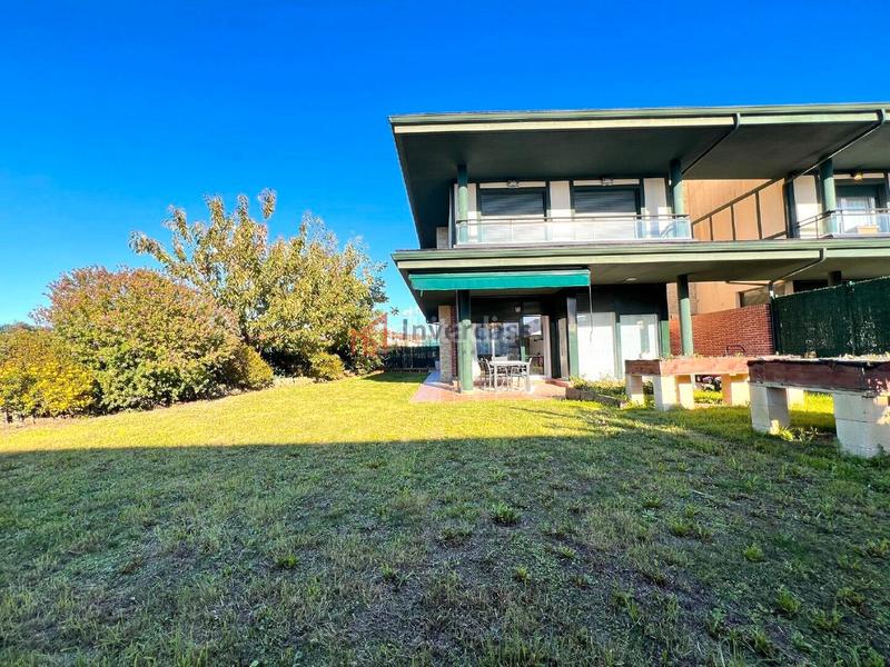 Foto ec66e2d8-e2ae-4d01-91bc-524de892aa54. Casa aparellada amb calefacció aparcament piscina a Castro - Urdiales