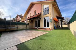 Casa adossada  Barrio otaes. Gran chalet en el centro de otaes urbanizacin privada con pisc