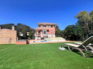 Xalet en Samano. Inmobiliaria invercass vende en exclusiva gran vivienda independ