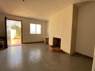 Casa  Barcelona. Casa coqueta con planta baja de almacen o taller