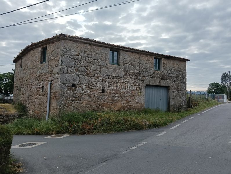 Foto e3e24a7d-d69d-4375-98e9-25061a94d6c2. Casa amb aparcament a Coirós