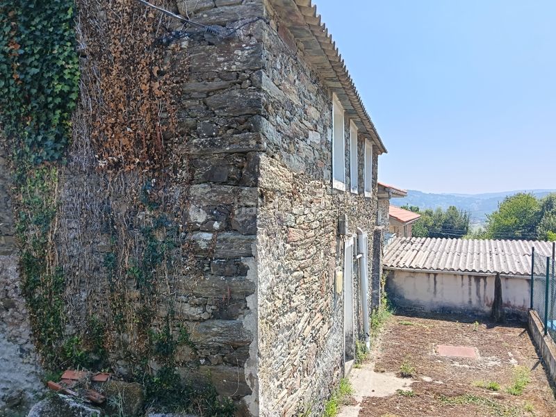 Foto ee18df6f-41ab-4c42-8c78-f27956735d17. Casa adossada amb aparcament a Cesuras