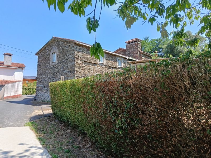 Foto 53a5f0c0-adb4-4a96-bdc8-22a4cc89900c. Casa adossada amb aparcament a Cesuras