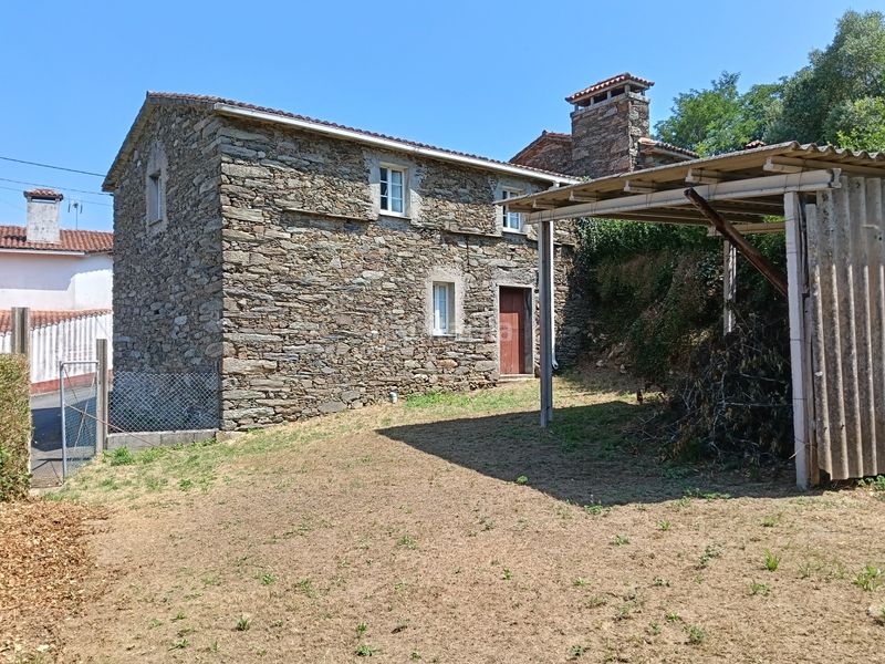 Foto 6b723218-e834-465e-b3c6-f32ed51c47a2. Casa adossada amb aparcament a Cesuras