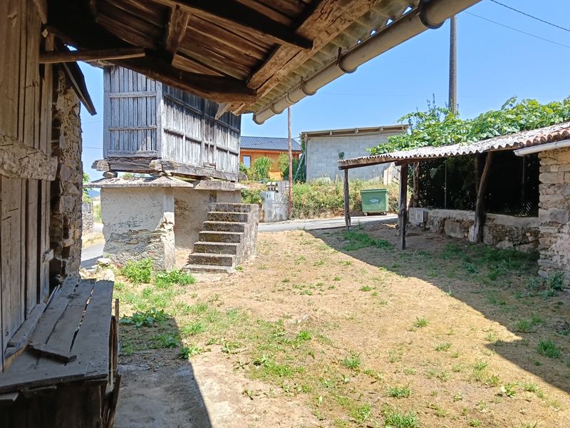 Foto b0e639e6-46fd-48b4-9523-42dfa9e50622. Casa adossada amb aparcament a Cesuras
