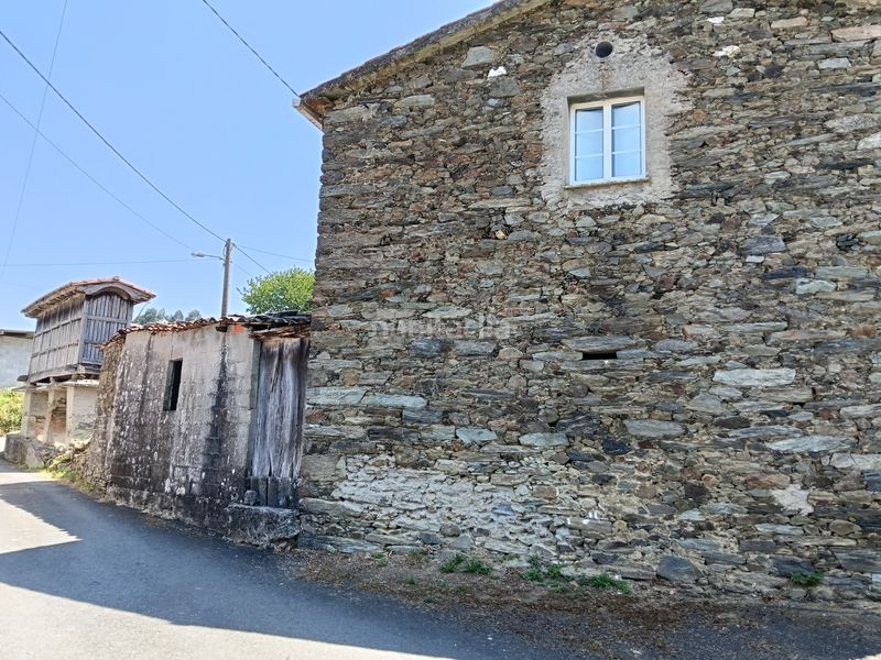Foto e5fc2814-8e1f-471a-8aa6-57f740e0b61f. Casa adossada amb aparcament a Cesuras