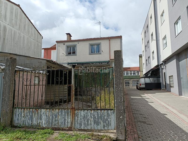 Foto bfd288f5-a1e0-4159-b4e3-609a17cd4a1e. Casa adossada a avenida principal 107 a Curtis