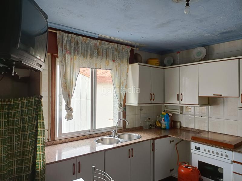 Foto fb6d0322-eb00-4dfa-8326-ec912a61dee0. Casa adossada a avenida principal 107 a Curtis