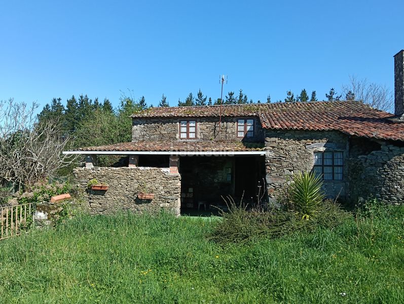 Foto f1008d09-dd2c-4cec-ac35-43e803abc187. Casa adossada a Oza dos Ríos