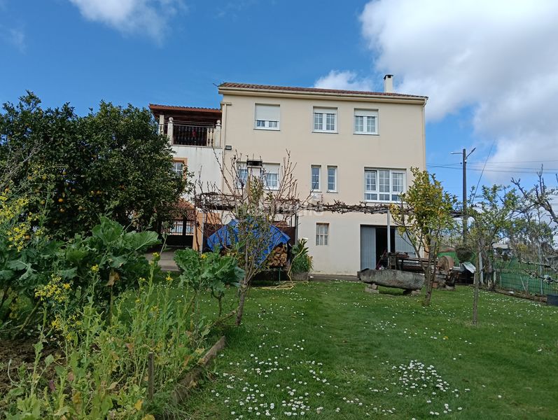Foto e0be4fc8-f686-4205-9057-77183c9e369e. Casa amb xemeneia calefacció aparcament a Oza dos Ríos