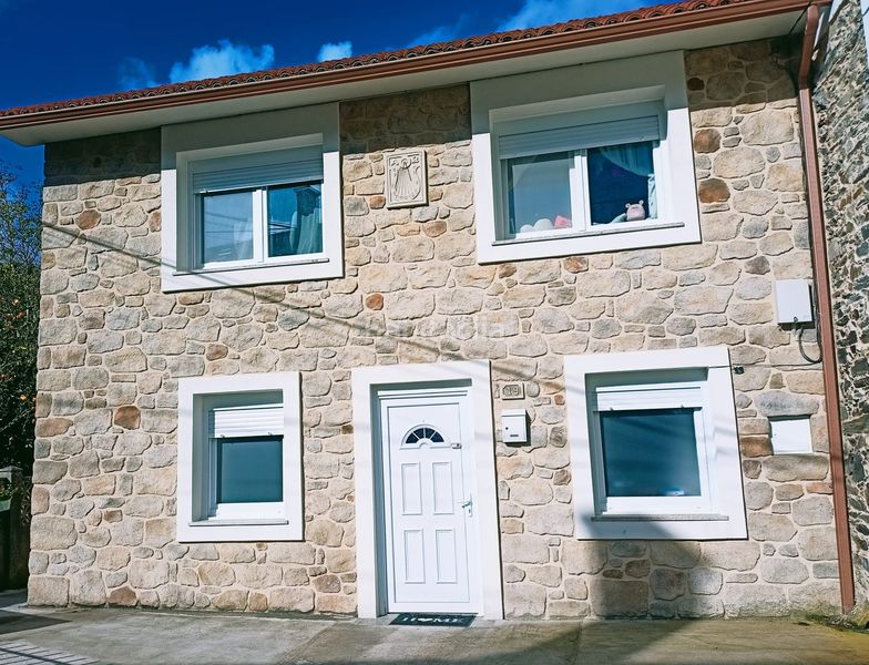 Foto b795f42b-ce5b-443c-80c0-c2c91869ed99. Casa adossada amb calefacció a Bergondo