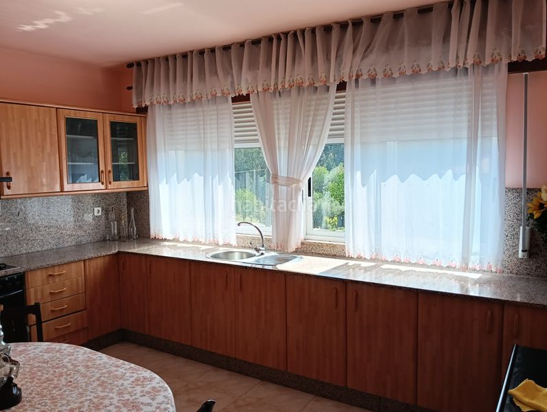 Foto b688a0e9-da14-4b47-abae-aa7d0df93333. Casa amb aparcament a Coirós