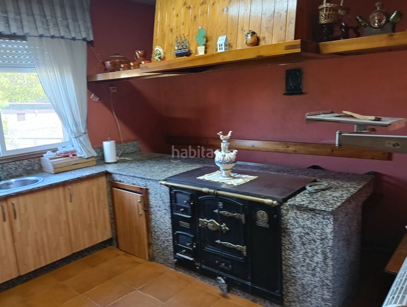 Foto fd33d21e-eab0-4824-8d8b-22ab3d375039. Casa amb aparcament a Coirós