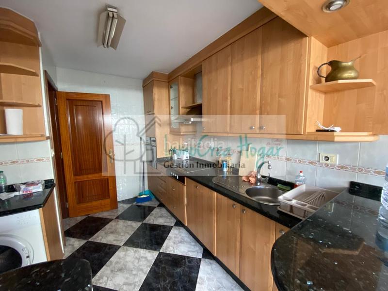 Foto 51d5b05d-40a2-49b1-b695-6e315184a24e. Àtic amb calefacció aparcament a Tui