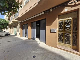 Rent Business premise in Selva del Camp (La). Se alquila local de 150m2 en zona céntrica y comercial
