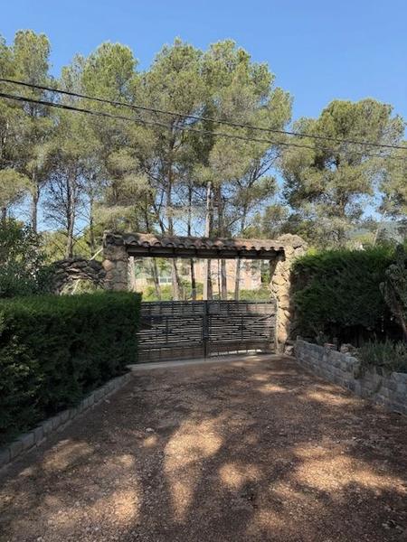 Foto e260ea0c-f1c6-4a21-bfc0-512241d3cd04. Casa atención! fantástica oportunidad de adquirir un chalet rústico con encanto en la prestigiosa urbanización mas del plata de cabra d en Cabra del Camp