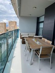 Apartament a Playa Poniente. Gran casa en la playa poniente con espectaculares vistas al mar.