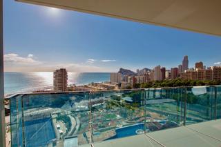 Apartament a Playa Poniente. Magnifico apartamento con espectaculares vistas al mar.