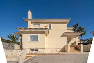 Casa a Sierra Helada. Amplia casa con parcela a un paso de la playa