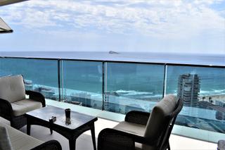 Lloguer Apartament a Playa Poniente. Magnifico apartamento con espectaculares vistas al mar.