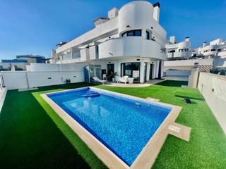 Maison jumelée à Balcón de Finestrat-Terra Marina. Villa pareada con piscina privada y vistas panorámicas
