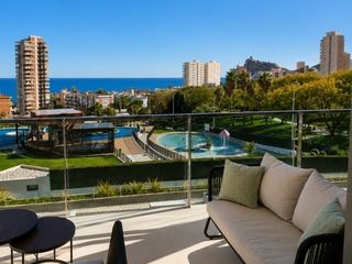 Apartment in Playa Poniente. Expectacular apartamento con increíbles vistas al mar junto a la