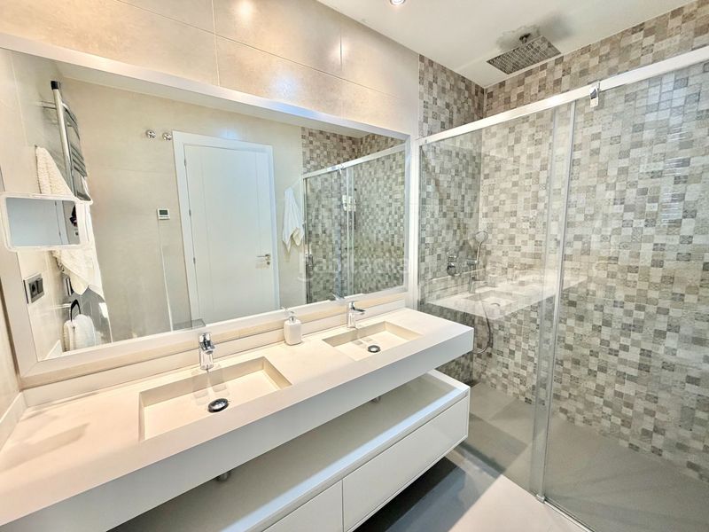 Foto 48bd3aa7-8064-4d09-b7bd-8faea18f37fe. Apartament amb calefacció piscina a Playa Poniente Benidorm