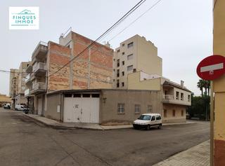 Geschäftsraum in Carrer de vinaròs 13. En venta almacén o solar esquinero en la ràpita
