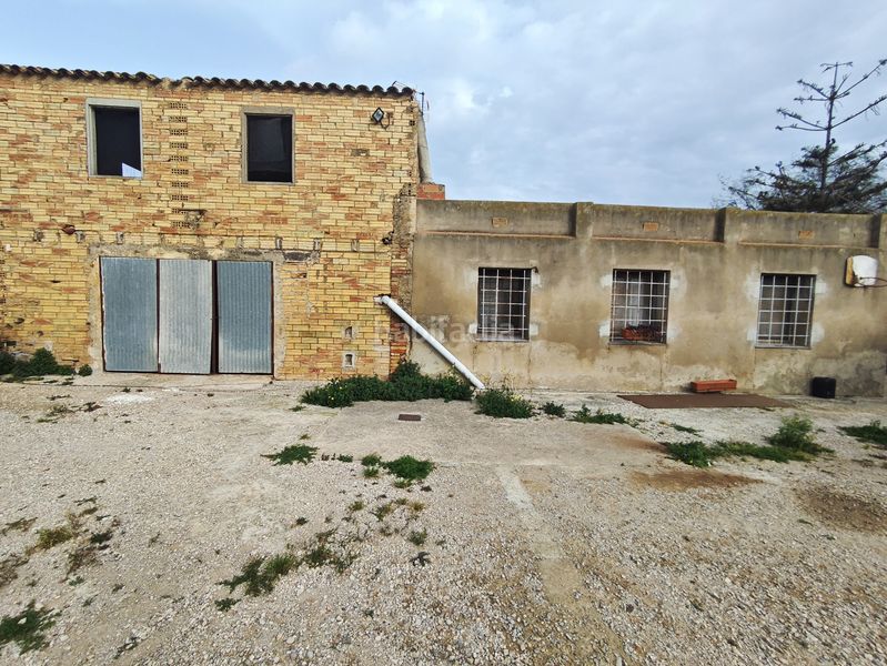 Foto fd287cc9-902c-4567-9071-70f5ca8f6ebd. Masia amb aparcament a Aldea (L´)
