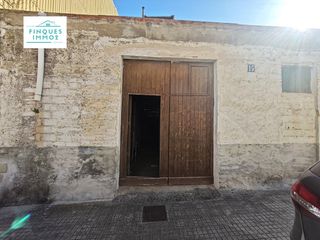 Nave industrial  Carrer de mundana. En venta solar con almacén en la ràpita