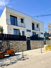 Rent Semi detached house in Alella. Alella – fantàstica casa en lloguer