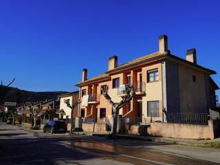 Casa adossada en Calle ribagorza 17. Casa adosada con terraza en ainsasobrarbe.