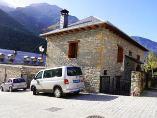 Casa  N/a. Chalet con jardn en plan
