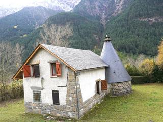 Casa  N/a. Finca con chalet en el valle de pineta bielsa.