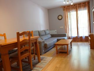 Appartement à Avenida de pineta 29. Piso con garaje en un entorno de naturaleza.