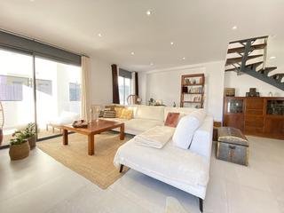 Dúplex  Carrer ses violetes. Bienvenido a este hermoso dúplex de reciente construcción, ubica