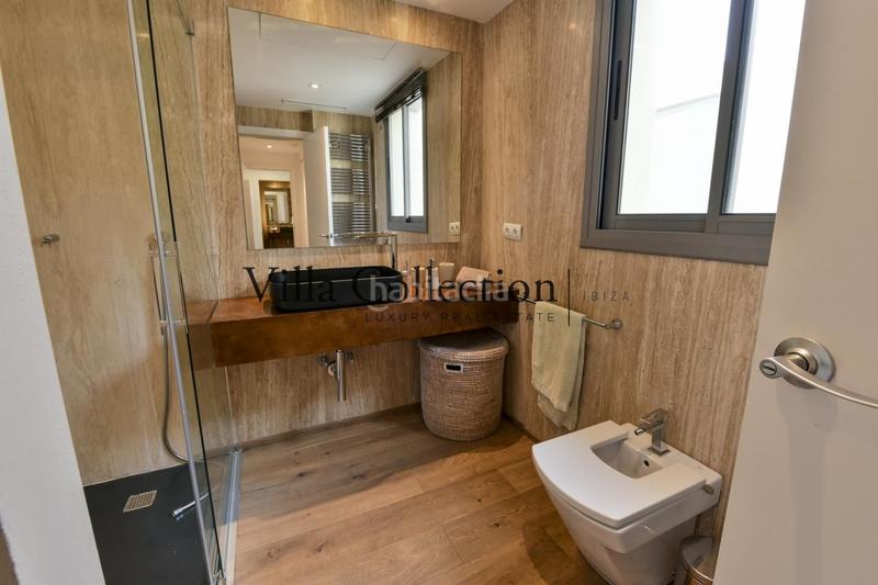 Foto 3e8ad00b-84b6-469e-accb-520753c10f21. Piso ático de lujo en venta en marina botafoch vistas panorámicas al mar y playa de talamanca en Ibiza