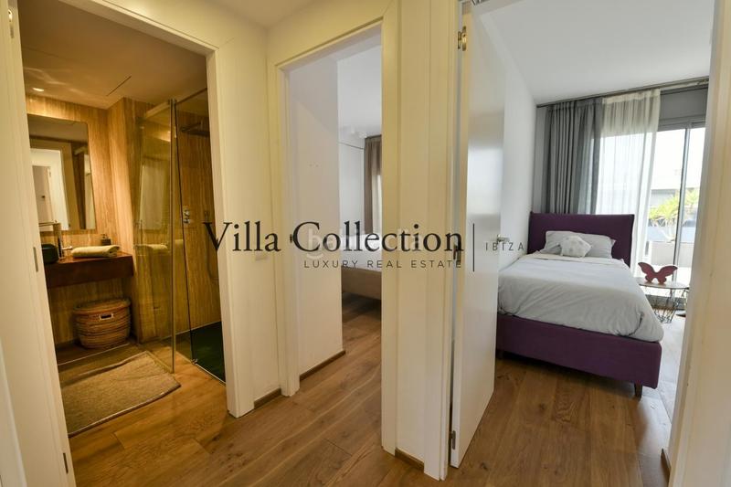 Foto d8a26d22-f121-45aa-80c6-370754a2b866. Piso ático de lujo en venta en marina botafoch vistas panorámicas al mar y playa de talamanca en Ibiza